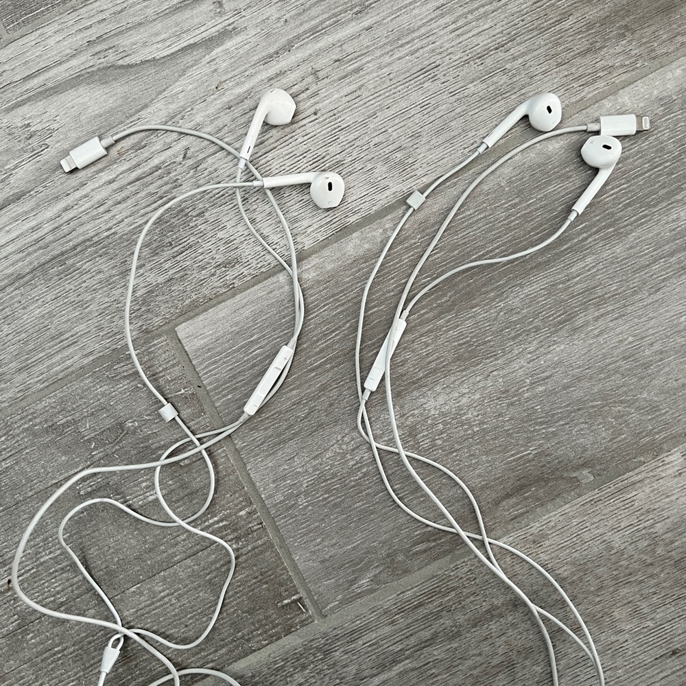 2 sets of apple EarPods.